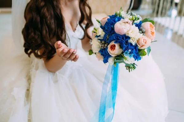 Novia borrosa sostiene ramo con rosas cremosas y peonías y hortensias azules. Mañana de bodas. Primer plano — Foto de Stock