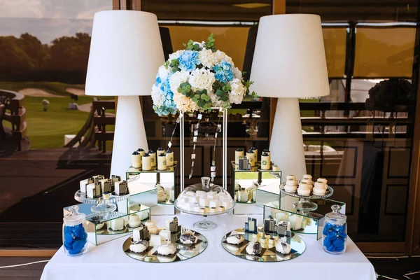 Decoración de boda. Deliciosos dulces en buffet de caramelos. Dulce buffet de vacaciones . — Foto de Stock