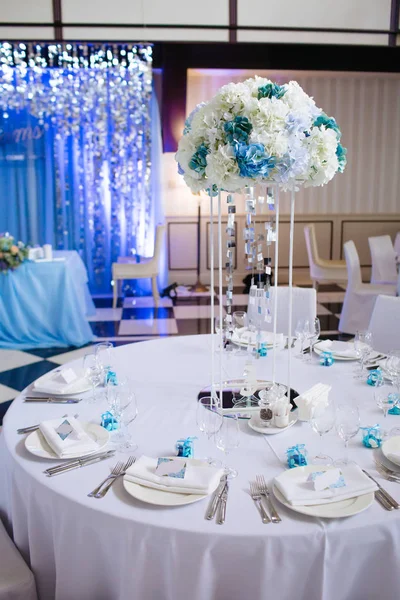 Empty festive tables in a restaurant. Wedding banquet Hall — Stock Photo, Image