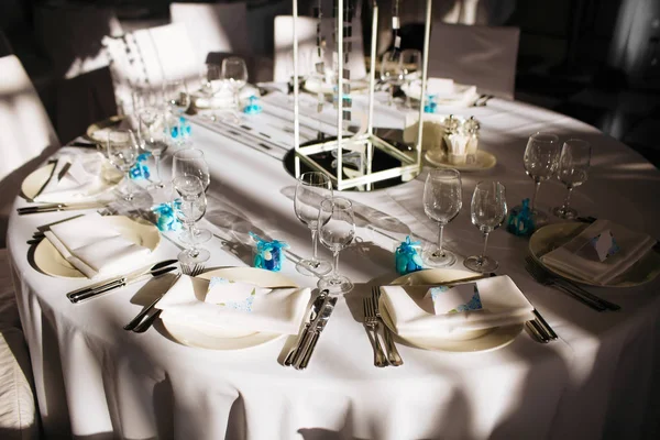 Mise en table pour les dîners. Salle de banquet de mariage — Photo