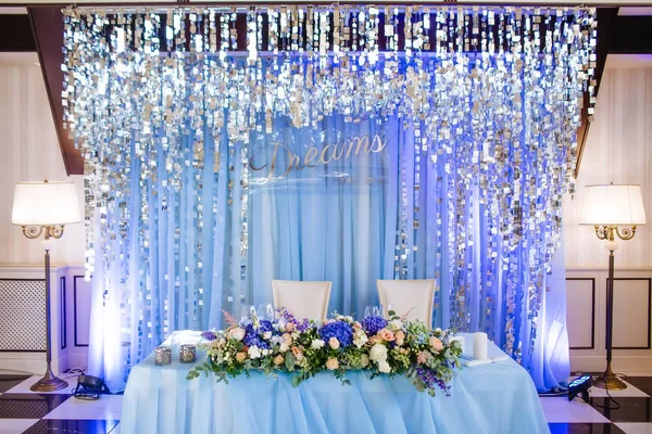 Праздничный стол для невесты и жениха оформлен в роскошном стиле с глянцами. С надписью "Сбылась мечта" — стоковое фото