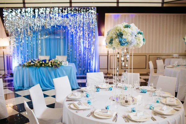 Mesas vacías en un restaurante. Salón de banquetes de boda —  Fotos de Stock