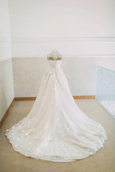 Robe de mariée de luxe sur un mannequin. Oeuvres . — Photo