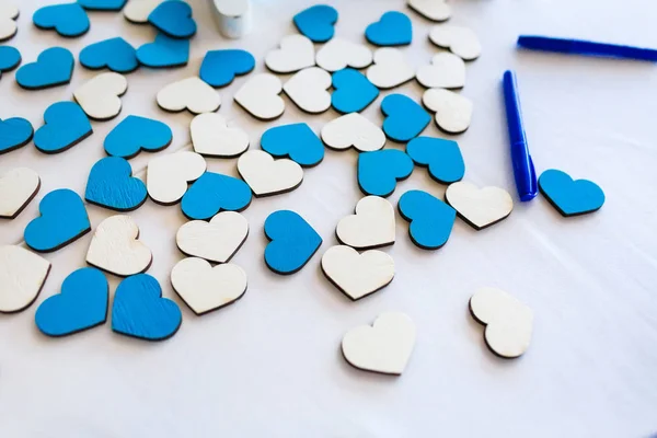 Bílá a modrá vyřezávané dřevěné srdce na stole. Kresba — Stock fotografie