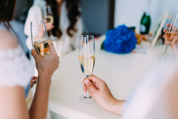 As damas de honra celebram e bebem o champanhe de vinhedos — Fotografia de Stock