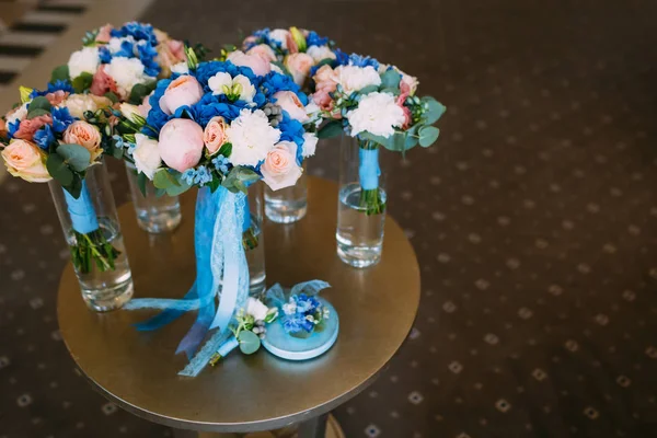 Tres ramos de novia con rosas cremosas y peonías y hortensias azules. Mañana de bodas. Primer plano —  Fotos de Stock