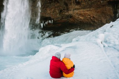Aşık çift şelale hayranım. İzlanda yolcuları