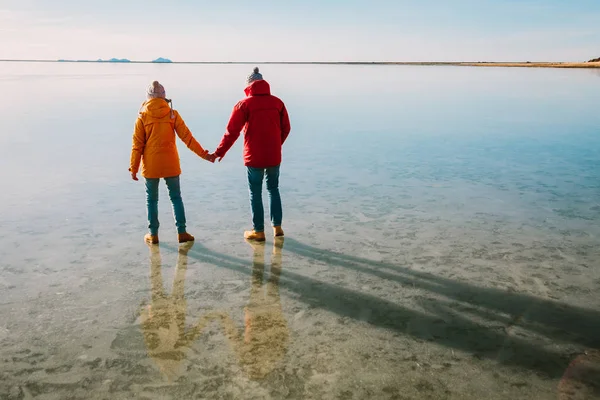 一对年轻的旅行者在冰上行走。冰岛旅游 — 图库照片
