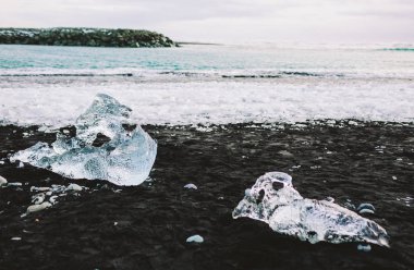 Siyah kum plaj, İzlanda buzul buz parçaları. Jokulsarlon sahil.
