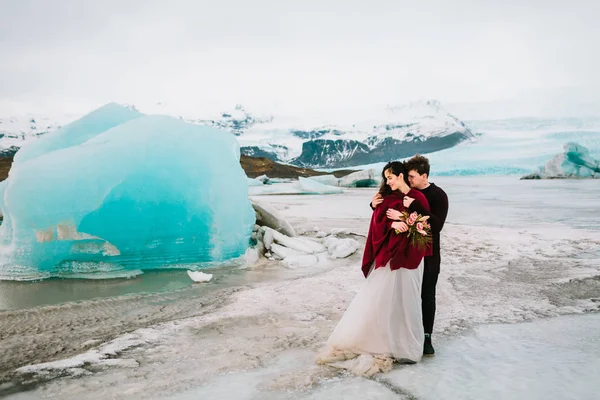 Исландская свадьба в Ледниковой Лагуне. Свадьба на открытом воздухе — стоковое фото