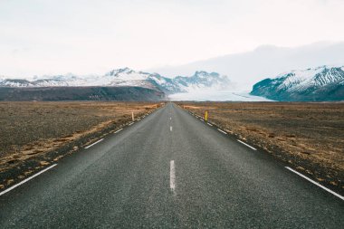İzlanda'daki dağlara boş düz yol