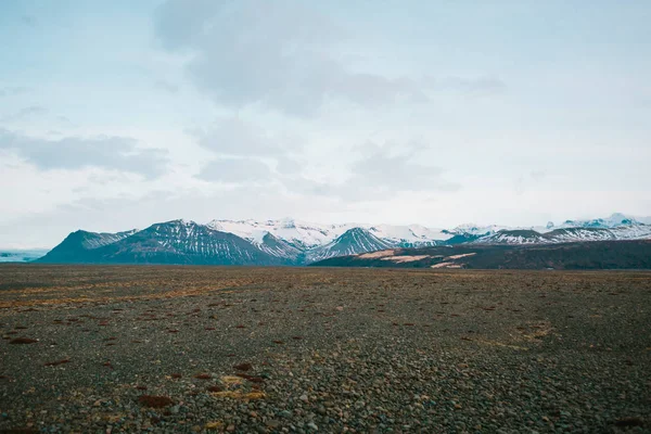 Kijk op veld met bergen achtergrond in IJsland — Stockfoto