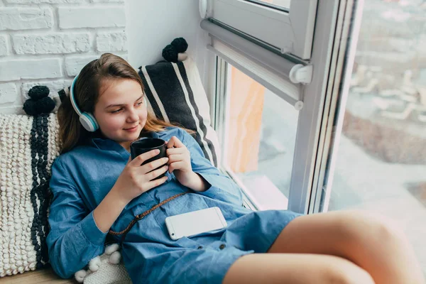 Adolescente Souriante Avec Longue Entendre Couché Intérieur Maison Détente Avec — Photo