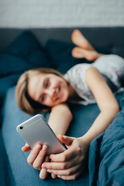 Junge Frau Mit Hellbraunen Haaren Hause Bett Glückliche Mädchen Lächeln — Stockfoto