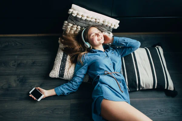 Adolescente Sonriente Con Pelo Largo Acostada Suelo Con Almohada Relajante —  Fotos de Stock