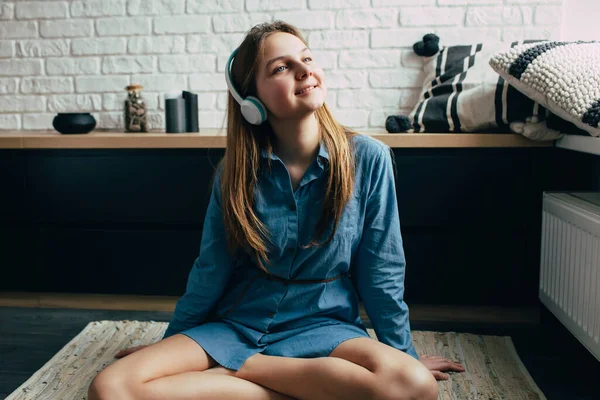 Uśmiechnięta Nastolatka Długimi Włosami Siedząca Domu Relaksująca Fajną Muzyką Słuchawce — Zdjęcie stockowe