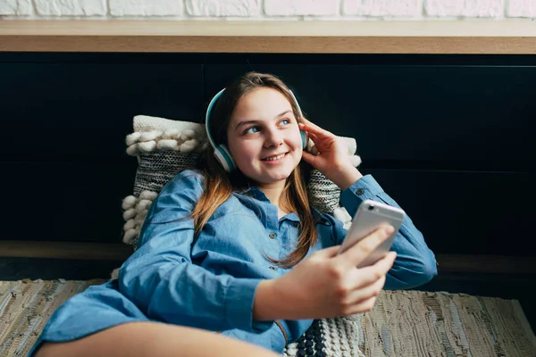 Lächelndes Teenie Mädchen Mit Langen Ohren Das Hause Liegt Und — Stockfoto