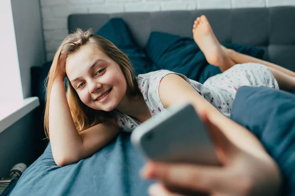 Junge Frau Mit Hellbraunen Haaren Hause Bett Glückliches Mädchen Lächelnd — Stockfoto