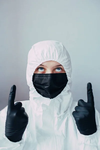 Virologist Viral Protective Suit Black Mask Standing Gray Background Shows — Stock Photo, Image