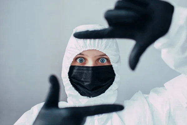 Enfermera Traje Protección Viral Con Una Máscara Negra Guantes Médicos —  Fotos de Stock