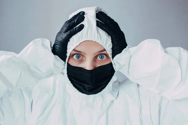 Doctor Standing Gray Background Dressed Viral Protective Suit Black Mask — Stock Photo, Image