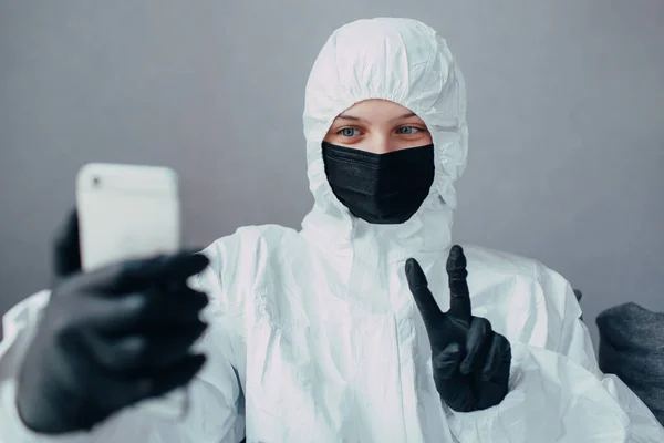 Young Woman Viral Protective Suit Black Mask Medical Gloves Talking — Stock Photo, Image