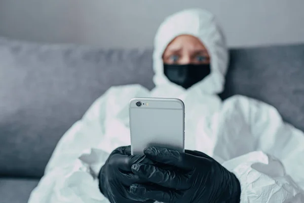 Phone Hands Virologist Viral Protective Suit Medical Mask Black Gloves — Stock Photo, Image