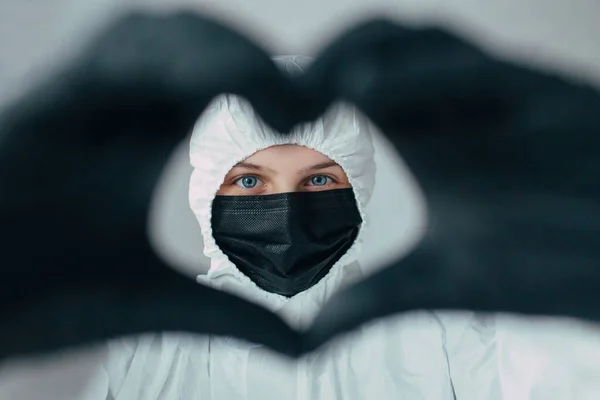 Médico Com Uma Máscara Médica Proteção Branca Mostra Coração Com — Fotografia de Stock