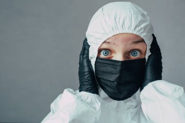 Dünyada koronavirüs salgını paniğiyle kafasını tutan viral koruyucu giysili bir virüs uzmanı ya da doktor. Ülke çapında hareket kontrol emri ve sokağa çıkma yasağı getiren sürpriz.