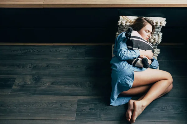 Sad Caucasian Girl Teenager Blue Shirt Hugs Pillow Her Legs — Stock Photo, Image