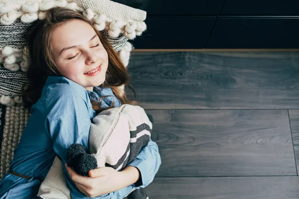 Ragazza Adolescente Caucasica Camicia Blu Con Gli Occhi Chiusi Trova — Foto Stock