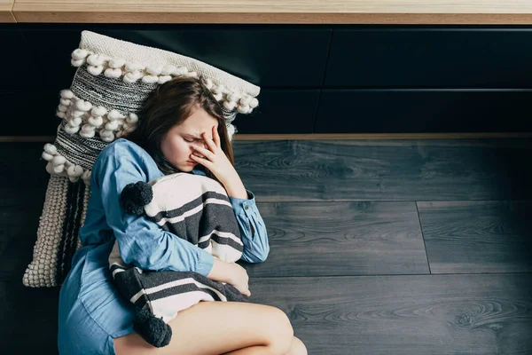 Грустная Депрессивная Молодая Женщина Обнимающая Одну Подушку Лежащую Деревянном Полу — стоковое фото
