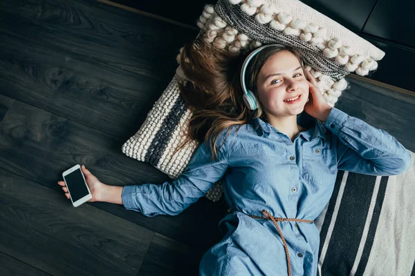 Adolescente Souriante Aux Cheveux Longs Couchée Sol Avec Oreiller Détente — Photo