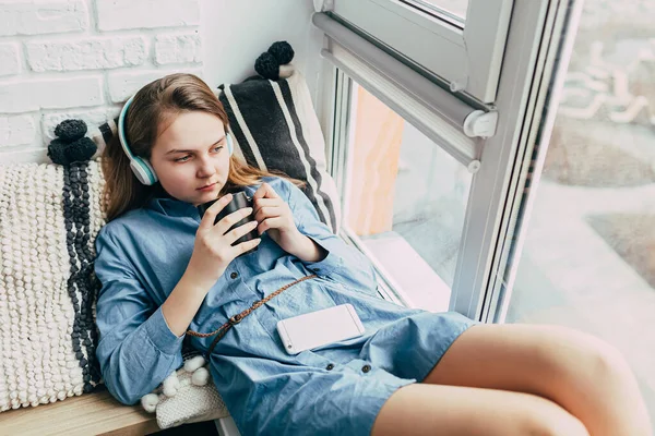 Ein Trauriges Kaukasisches Teenager Mädchen Sitzenden Hemd Liegt Mit Einer — Stockfoto