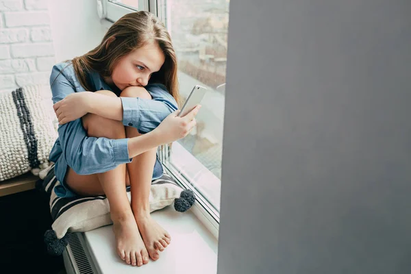 Ein Trauriges Teenager Mädchen Blauem Hemd Sitzt Fenster Auf Dem — Stockfoto