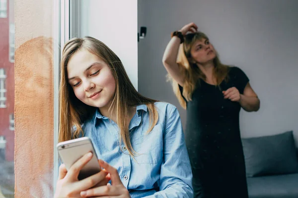 Teenager Girl Blue Shirt Sits Window Lively Chatting Friends Cellphone — Stock Photo, Image