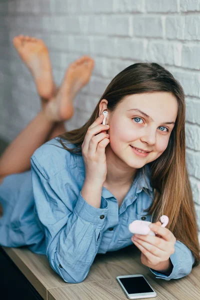Kaukaska Piękna Nastolatka Niebieskiej Koszuli Niebieskimi Oczami Skrzyżowała Nogi Patrząc — Zdjęcie stockowe