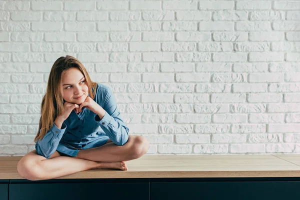 Mladá Dívka Modré Košili Sedí Zkříženýma Nohama Velké Zdi Bílých — Stock fotografie