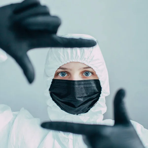 Pulmonologist Viral Protective Suit Face Mask Black Medical Gloves Shows — Stock Photo, Image