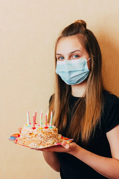 Uma Jovem Adolescente Caucasiana Com Olhos Azuis Uma Máscara Facial — Fotografia de Stock