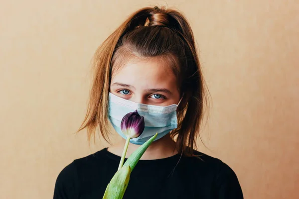 얼굴에 마스크를 소녀는 코로나 바이러스의 유행때문에 격리되었다 우울증에 걸렸을 냄새를 — 스톡 사진