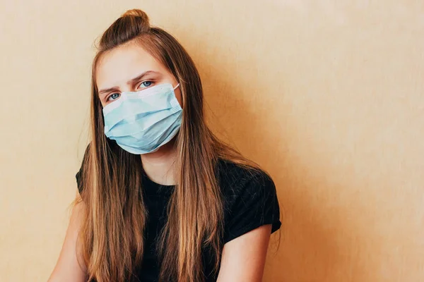 Young Teenage Caucasian Girl Medical Face Mask Quarantine Misses Friends — Stock Photo, Image