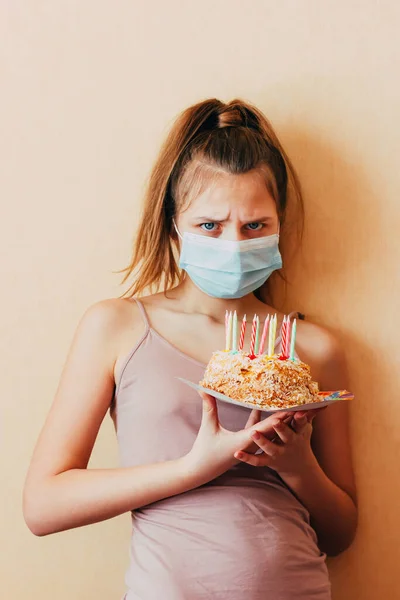 코카서스 소녀가 마스크를 케이크를 슬프게 후식을 나머지 코로나 바이러스가 유행하여 — 스톡 사진