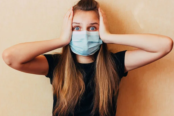 Teenage Girl Respiratory Mask Clutching Her Head Panic Spread Coronavirus — Stock Photo, Image