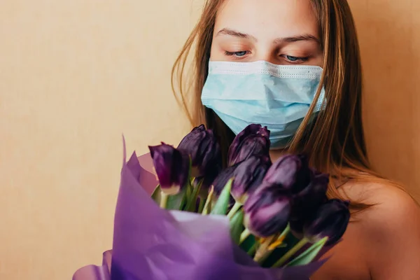 Jovem Adolescente Caucasiana Uma Máscara Facial Segura Buquê Tulipas Suas — Fotografia de Stock