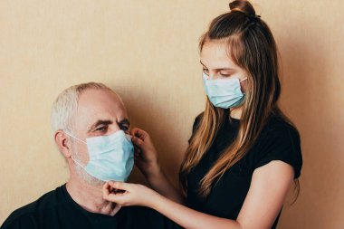 Uzun saçlı gülümseyen genç kız evde uzanıyor ve kulaklığında havalı bir müzikle rahatlıyor. Çekici öğrenci, sabahları cep telefonuyla modern kulaklıklardan favori şarkıları dinliyor.