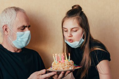 Uzun saçlı gülümseyen genç kız evde uzanıyor ve kulaklığında havalı bir müzikle rahatlıyor. Çekici öğrenci, sabahları cep telefonuyla modern kulaklıklardan favori şarkıları dinliyor.
