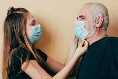 Uzun saçlı gülümseyen genç kız evde uzanıyor ve kulaklığında havalı bir müzikle rahatlıyor. Çekici öğrenci, sabahları cep telefonuyla modern kulaklıklardan favori şarkıları dinliyor.