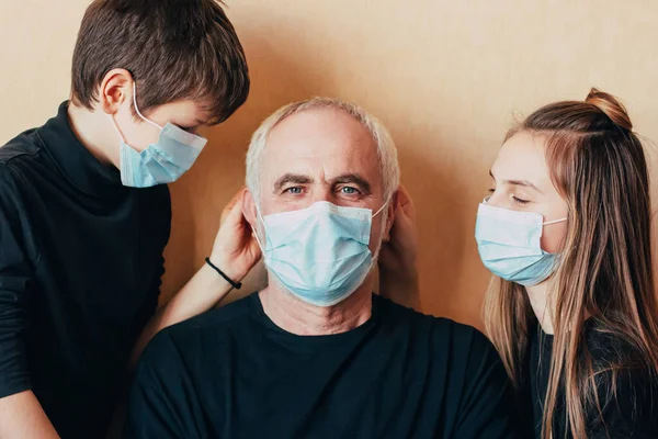 Uzun saçlı gülümseyen genç kız evde uzanıyor ve kulaklığında havalı bir müzikle rahatlıyor. Çekici öğrenci, sabahları cep telefonuyla modern kulaklıklardan favori şarkıları dinliyor.