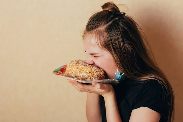 Leende Tonårstjej Med Långt Hår Liggande Hemma Inredning Och Avkopplande Stockbild